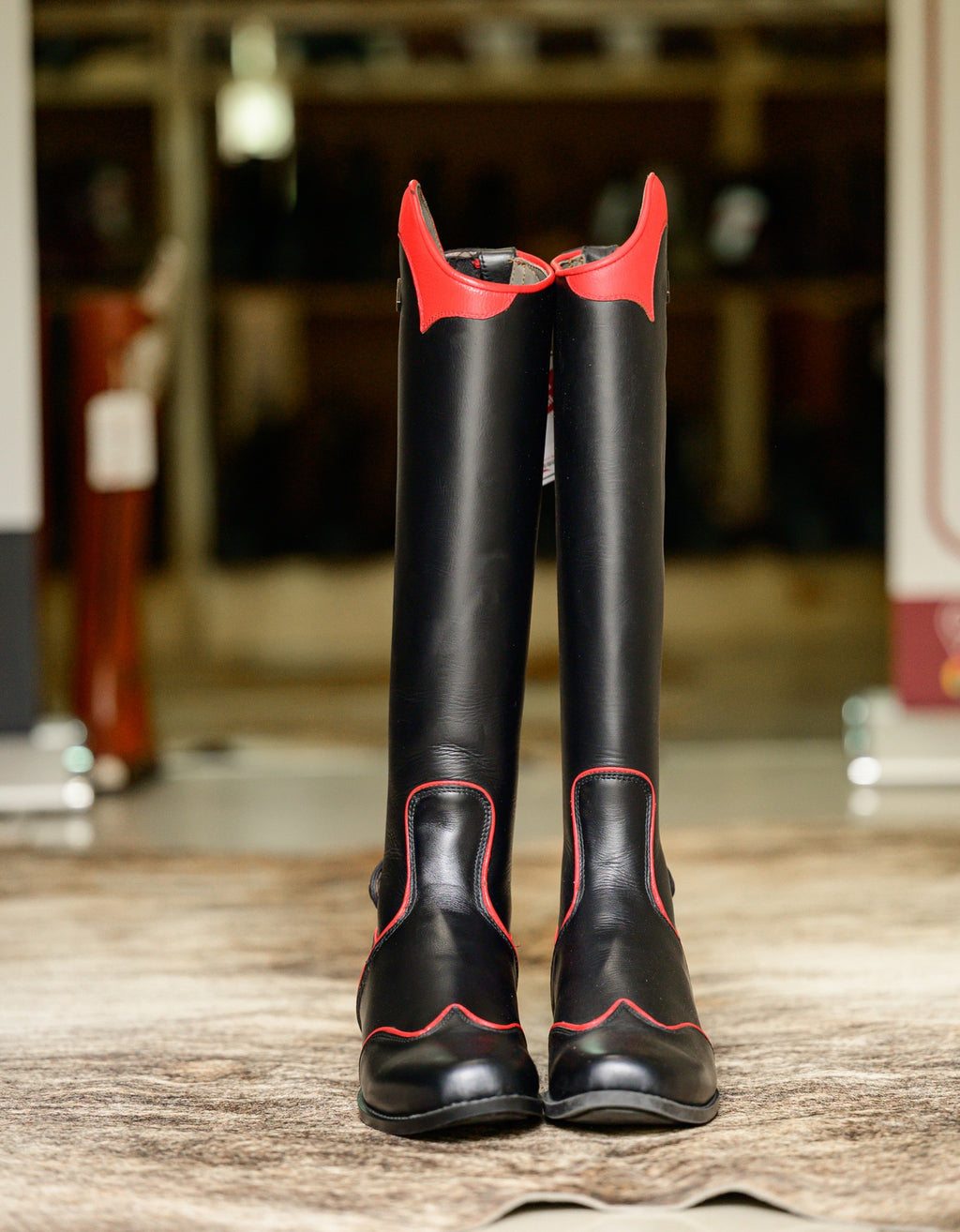 Lesedi two-tone striking red accent