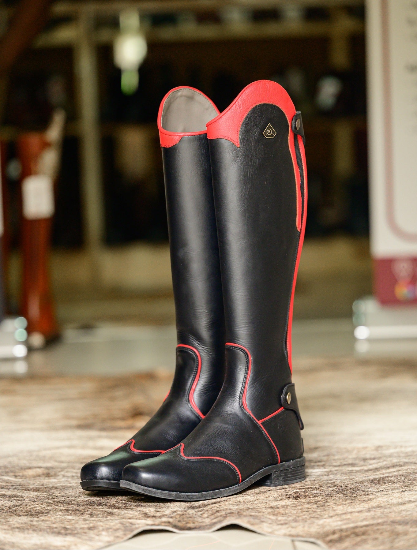 Lesedi two-tone striking red accent