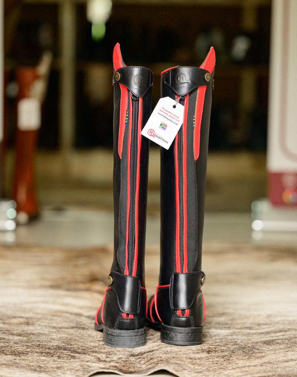 Lesedi two-tone striking red accent