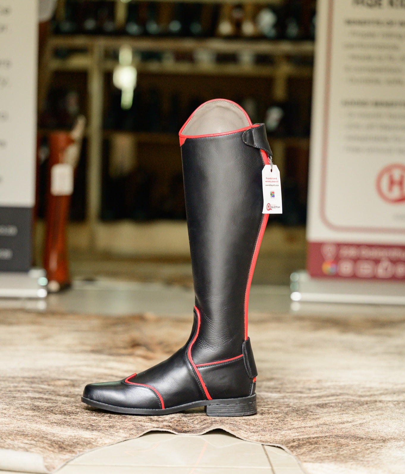 Lesedi two-tone striking red accent