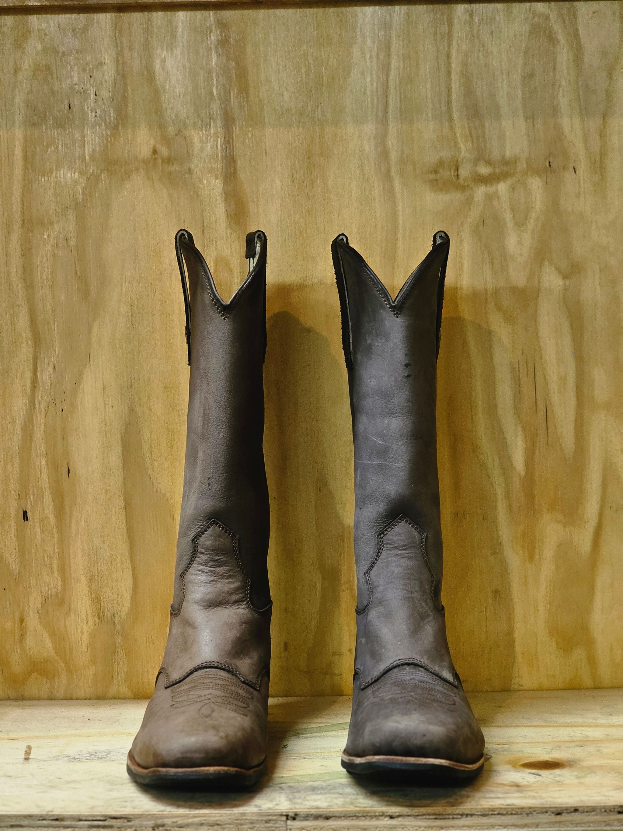 Oil-treated leather Midcalf cowboy boots