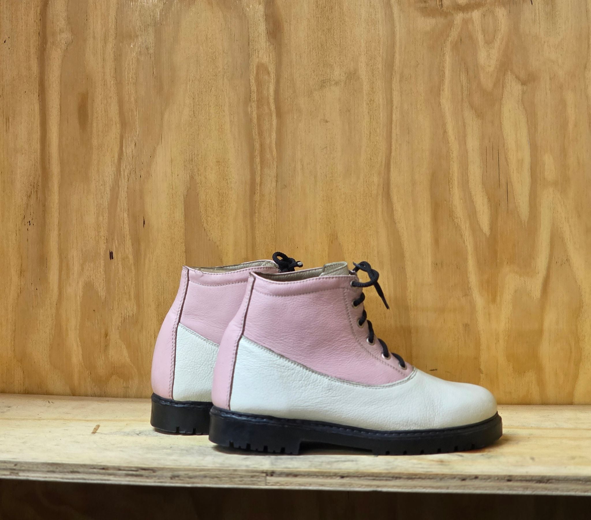 Two-tone Sarah Kicker