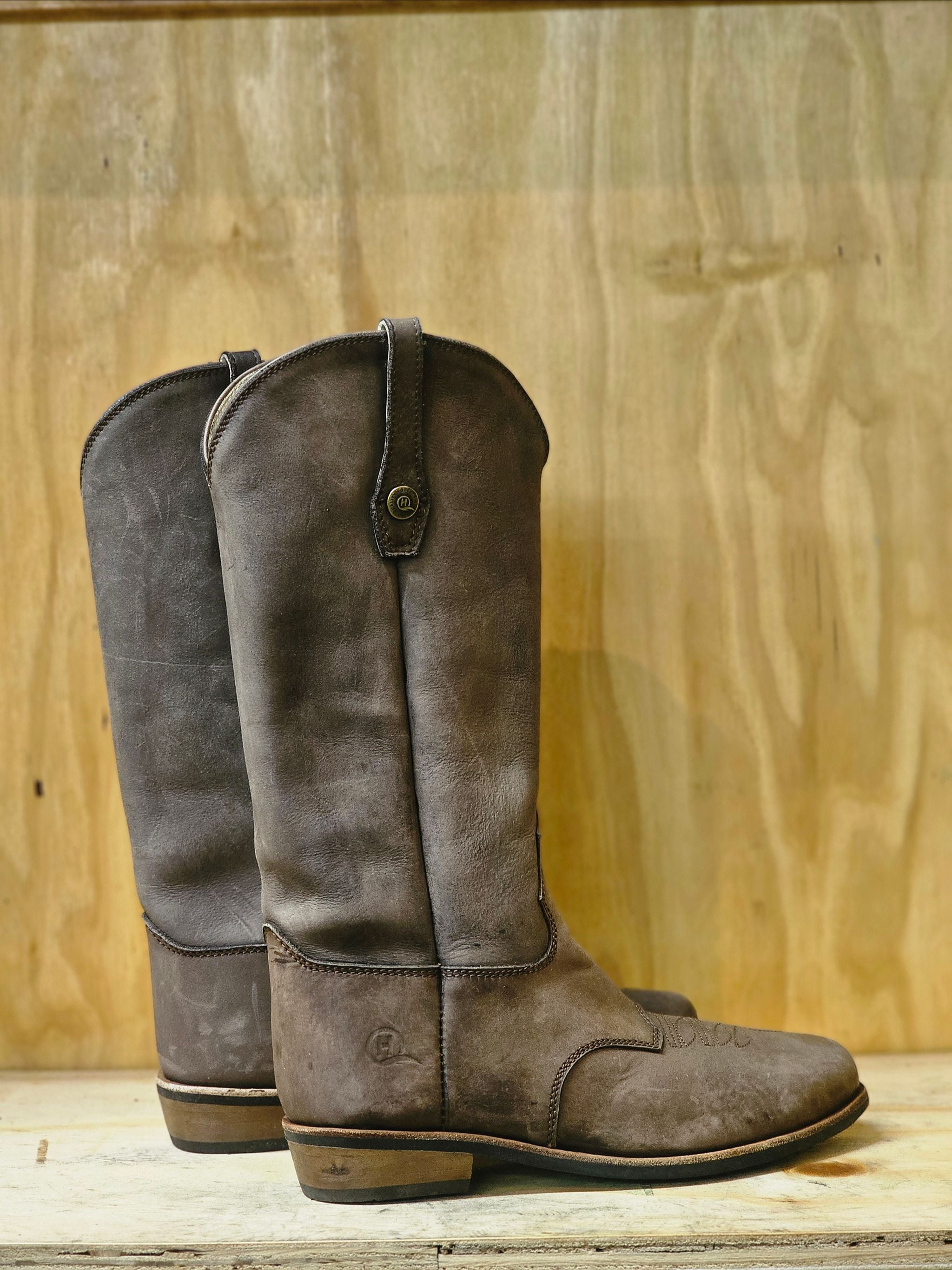 Oil-treated leather Midcalf cowboy boots