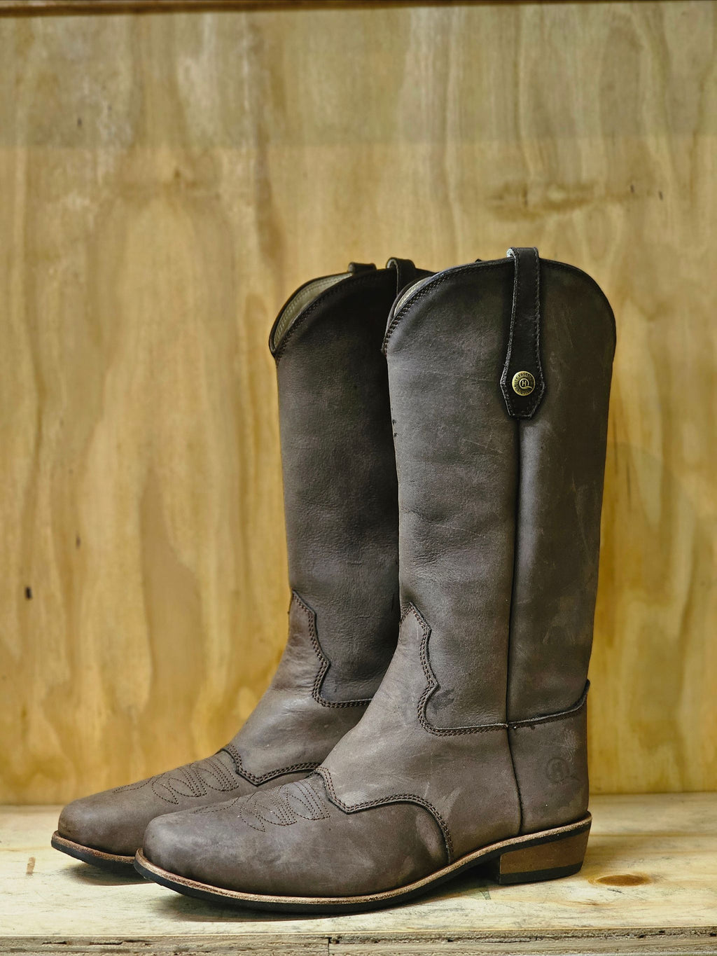 Oil-treated leather Midcalf cowboy boots